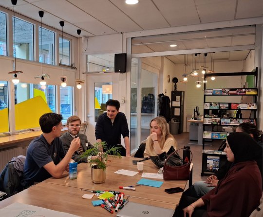 Studenten en ambtenaar tijdens praktijkdag over ondervertegenwoordigde groepen, Den Haag, Laakkwartier